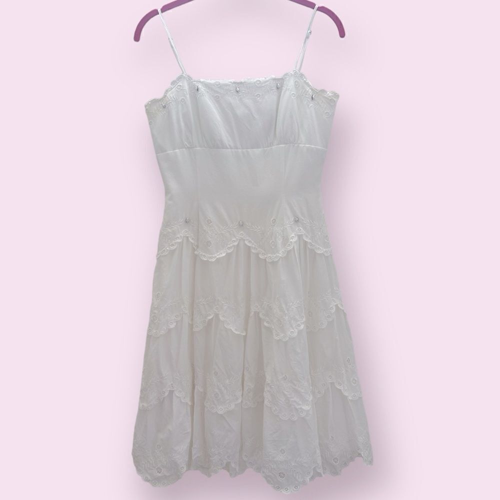 BCBGMAXAZRIA White Dress with stunning detail
